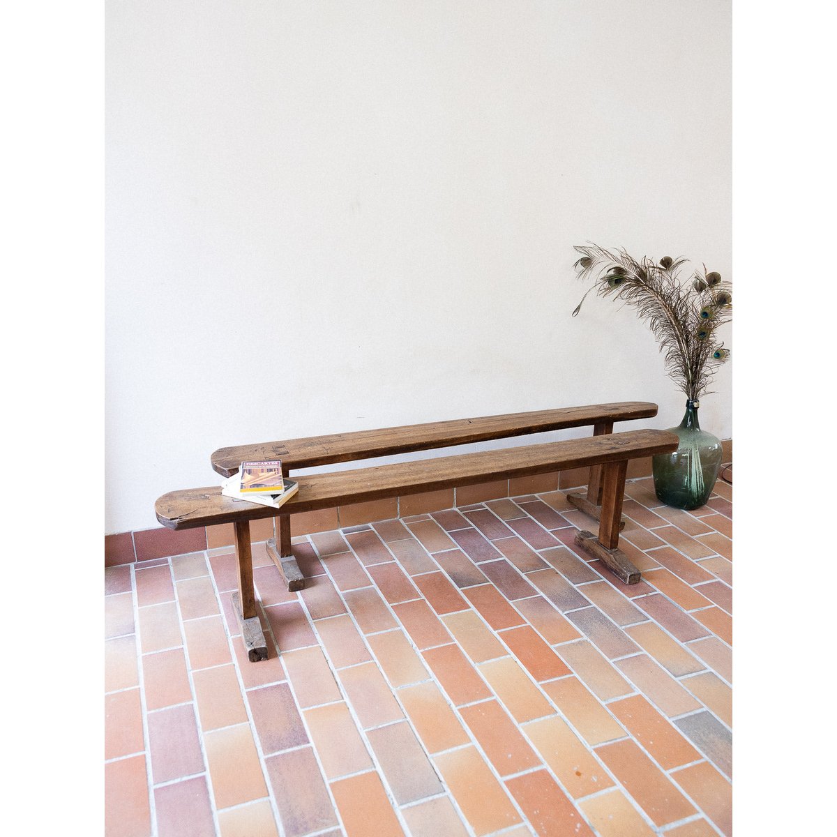 Paire de bancs brutalistes Antoine N°480 - Bon état bois foncé, DEBONGOUT