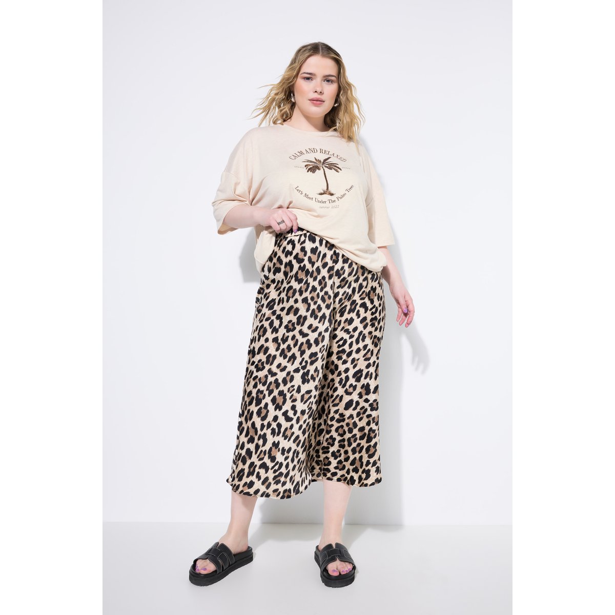 Jupe midi en satin aux reflets scintillants beige clair, STUDIO UNTOLD