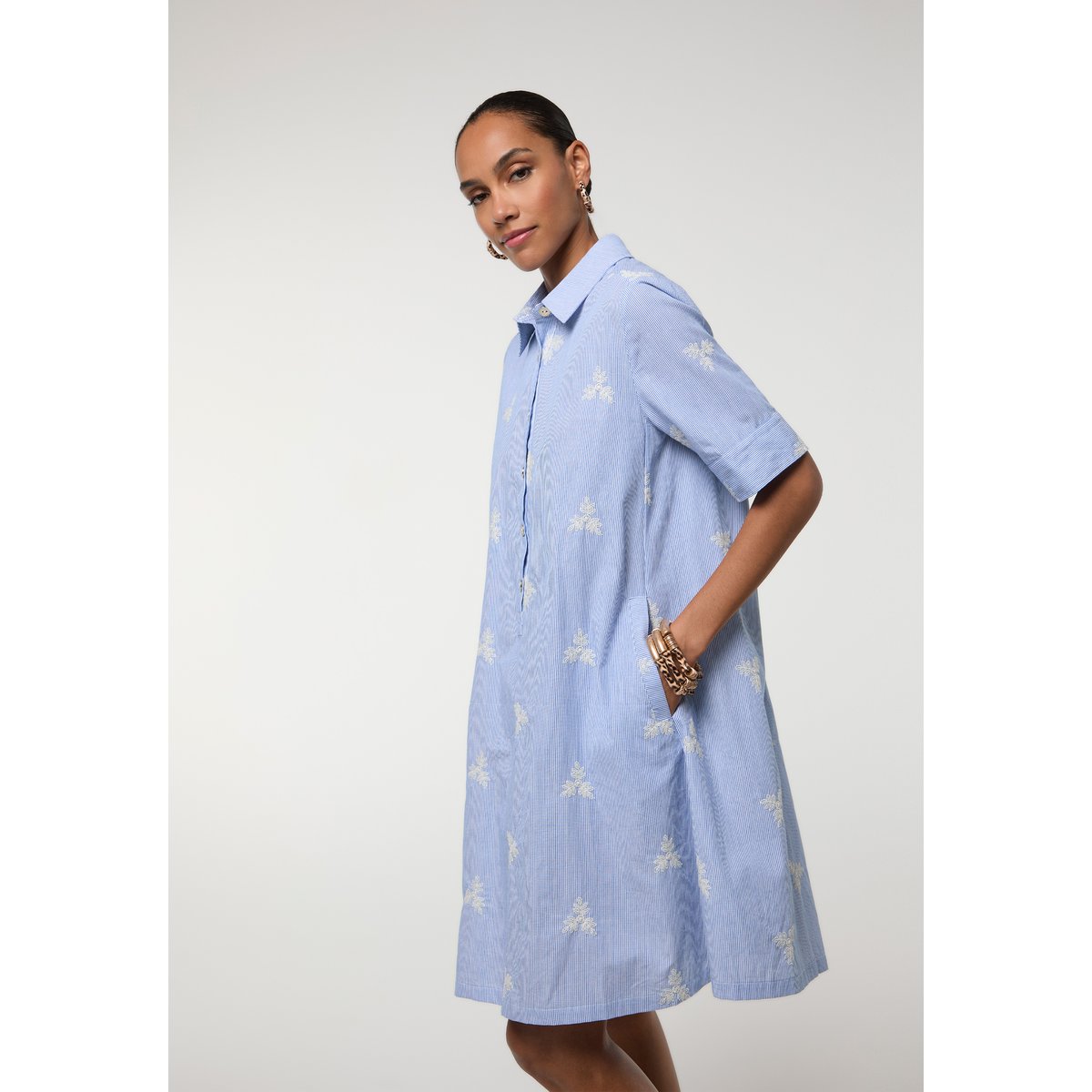 Robe chemise courte rayée à broderies florales ciel, LOLA CASADEMUNT