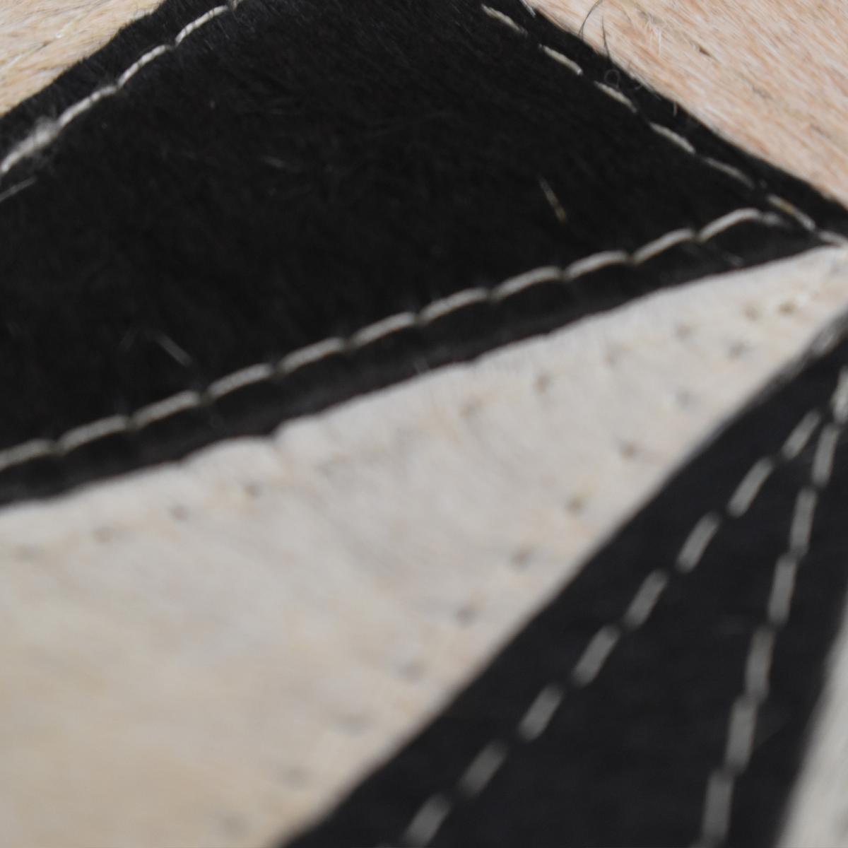 Tapis en peau de vache kilm LITTLETRI, fait à la main noir, blanc, beige, UN AMOUR DE TAPIS