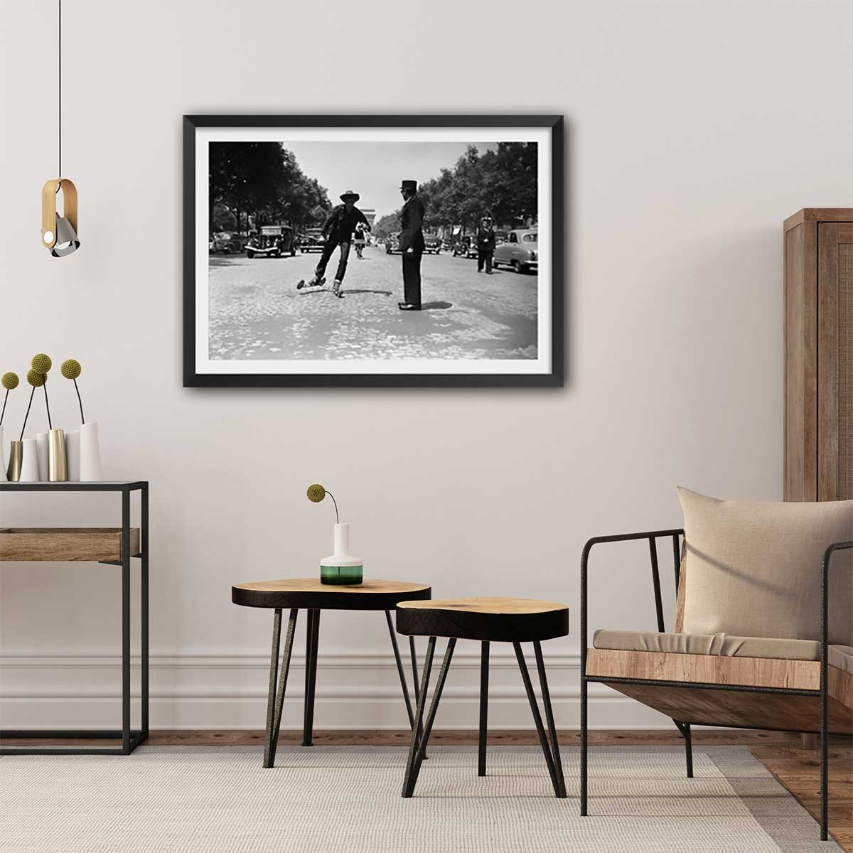 Affiche photo Ski à roulette au Champs Elysée - Paris, 1953 affiche + cadre en bois - noir, HEXOA