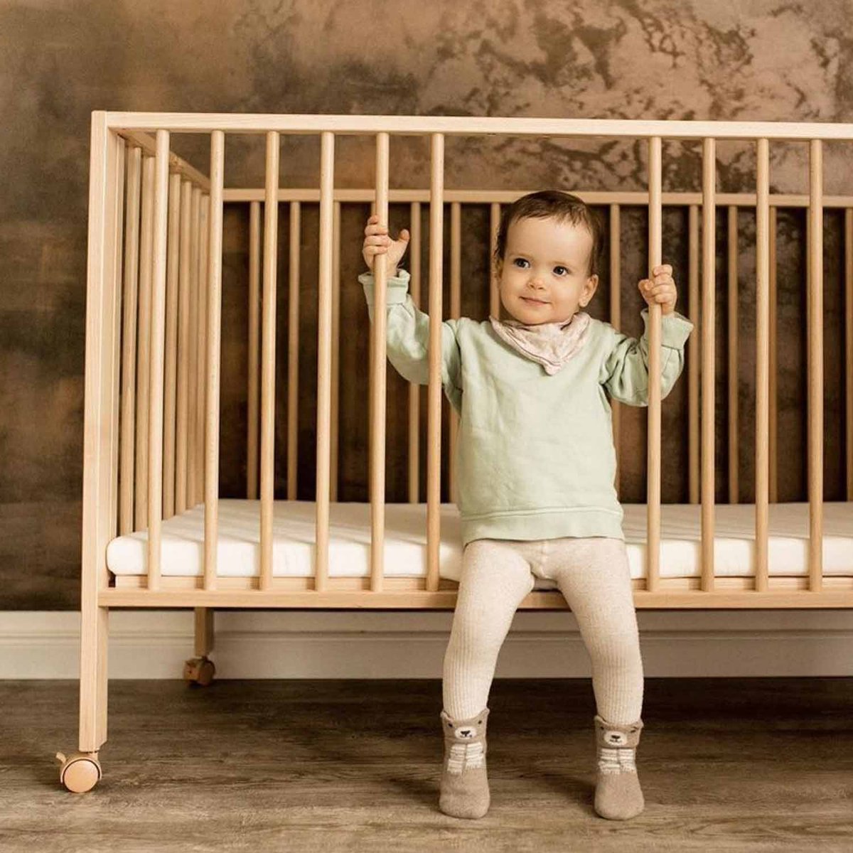 Lit pour enfant à barreaux pliable 60x120 cm avec matelas, Bois naturel bois naturel, TISSI