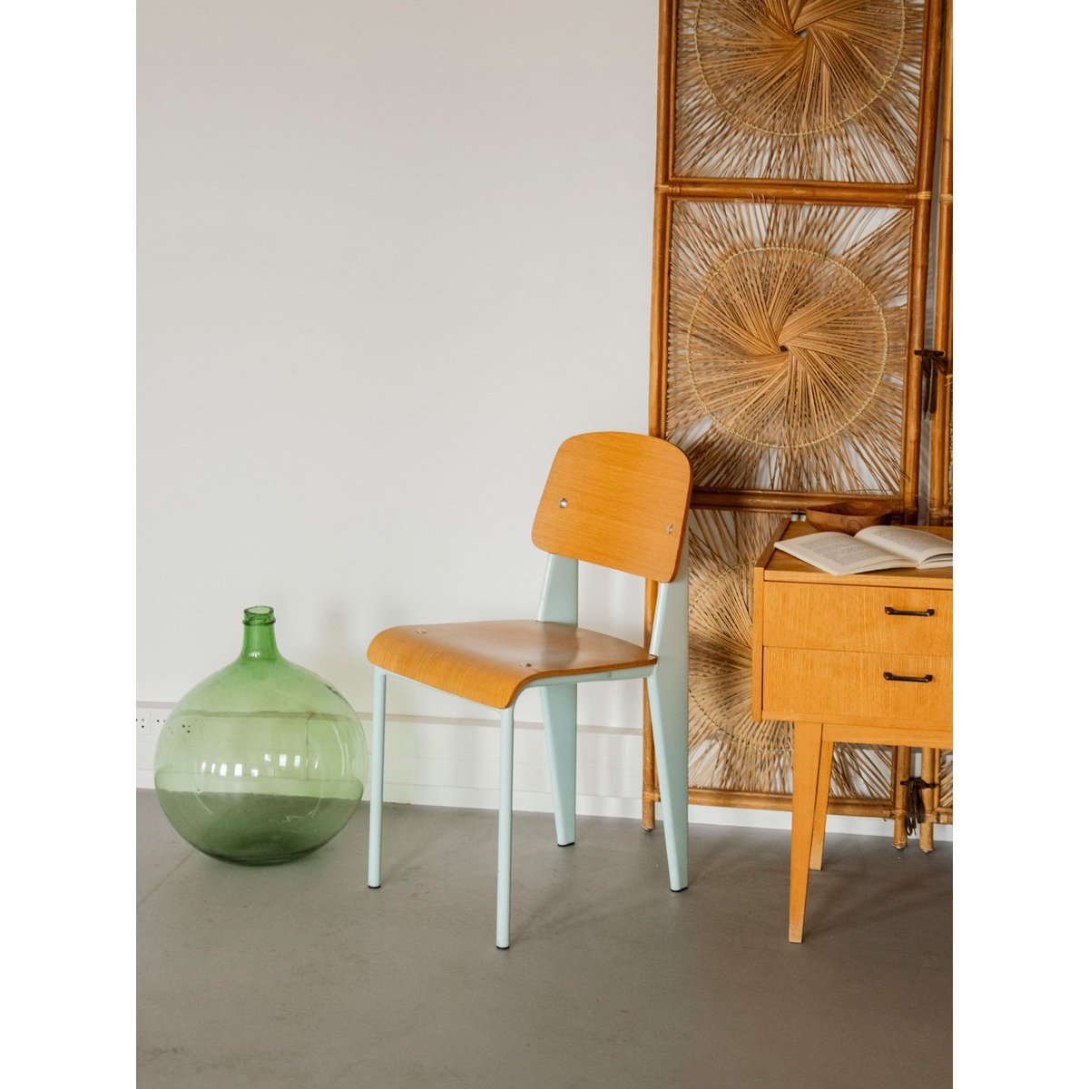 Chaise scandinave aux pieds bleu ciel Alma N°1921 - Bon état bleu clair, DEBONGOUT