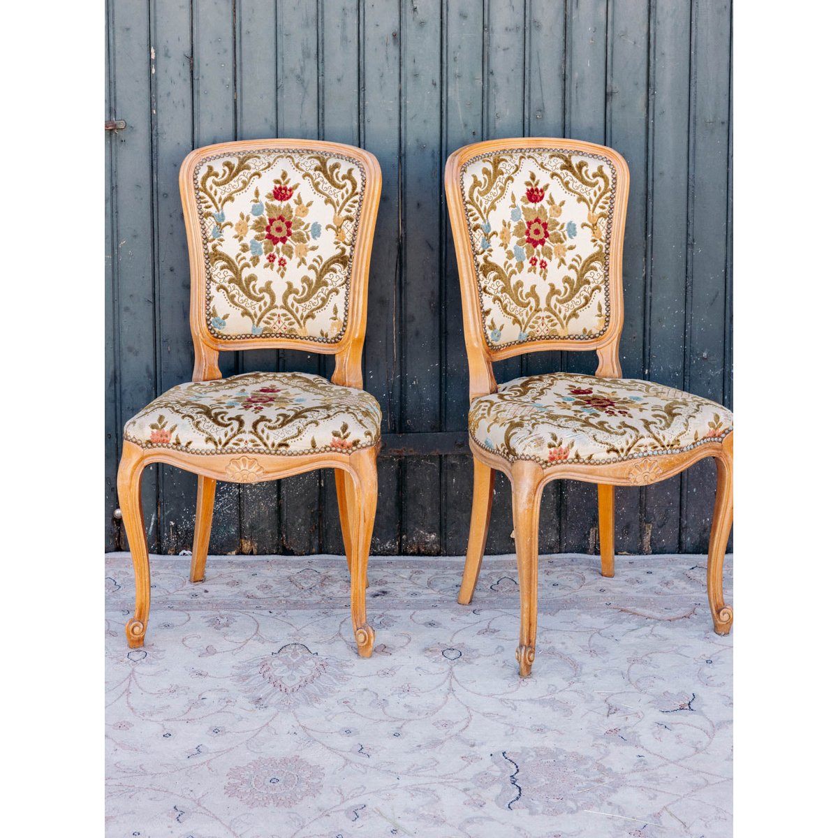 Paire de chaises au tissu floral Claude N°1556 - Bon état multicolore, DEBONGOUT