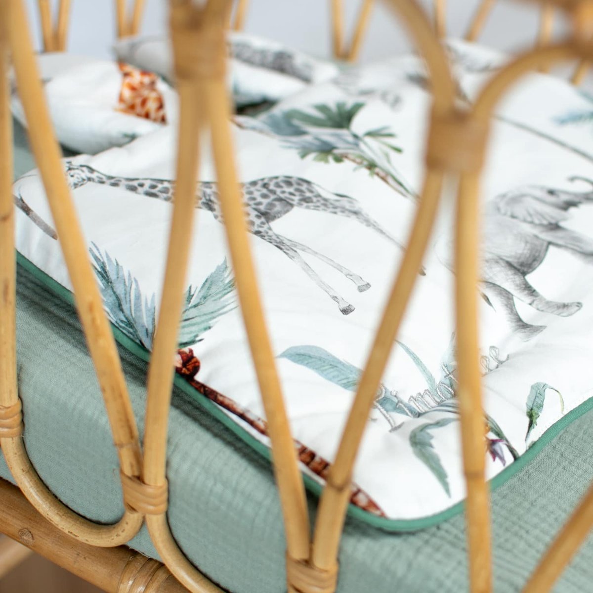 Oreiller plat coussin réversible lapin NÉO VINTAGE safari, vert, gris, blanc, SEVIRA KIDS