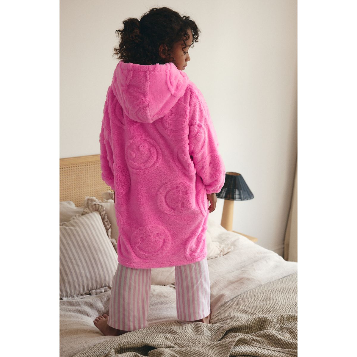Couverture à capuche en polaire jacquard rose happy face, NEXT