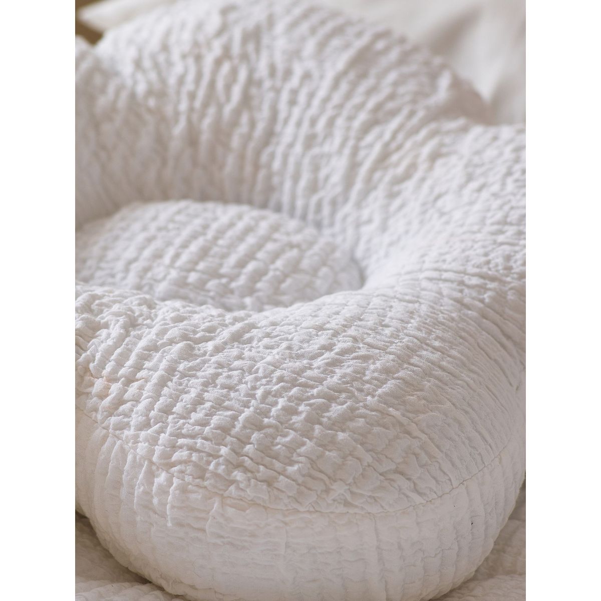 Coussin coton texturé à motif floral blanc, NEXT