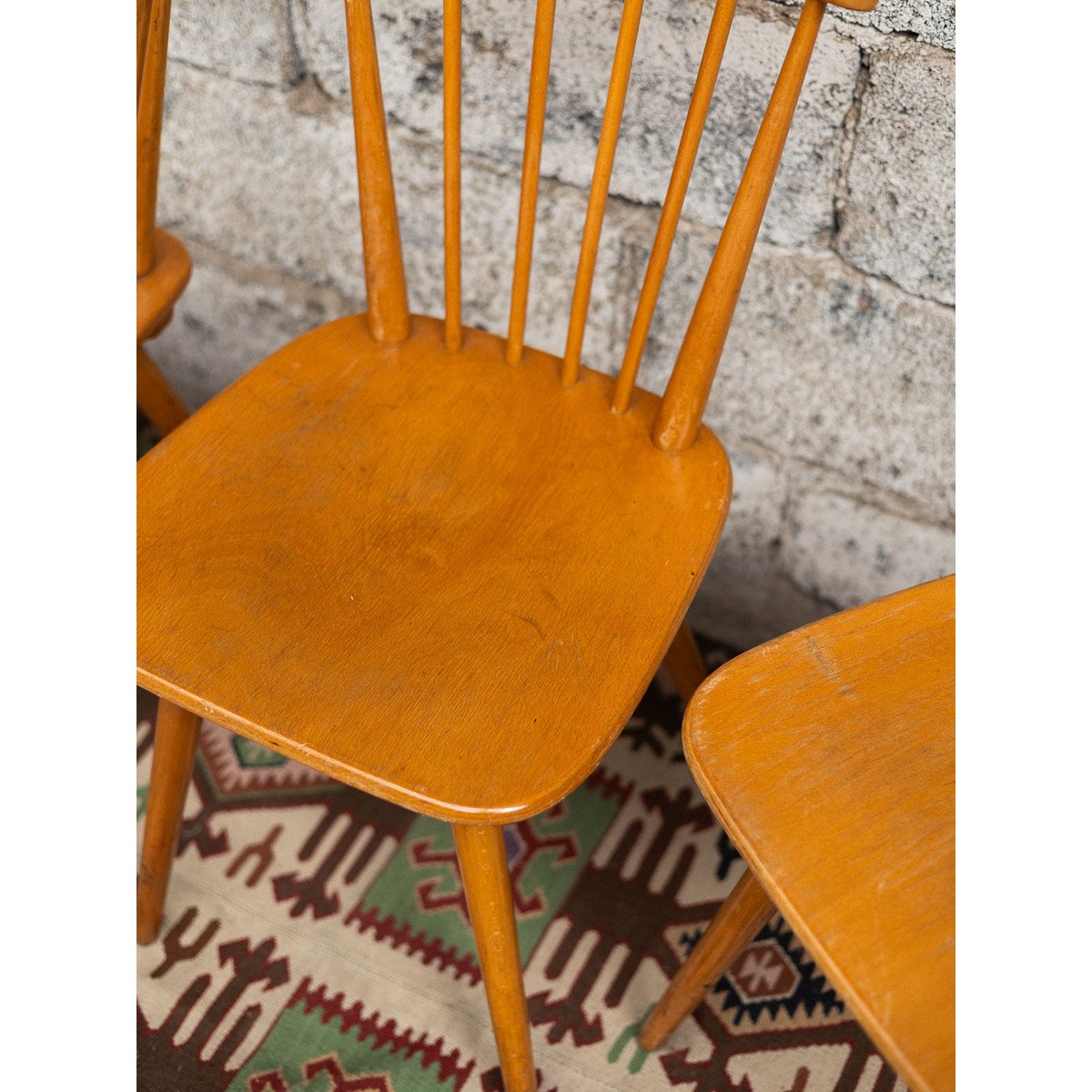 Paires de chaises à barreaux Alma N°1720 - Bon état bois clair, DEBONGOUT