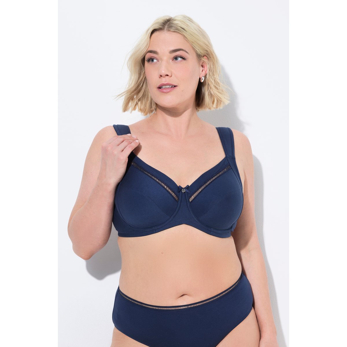 Soutien-gorge à armatures. Liserés bleu nuit, ULLA POPKEN