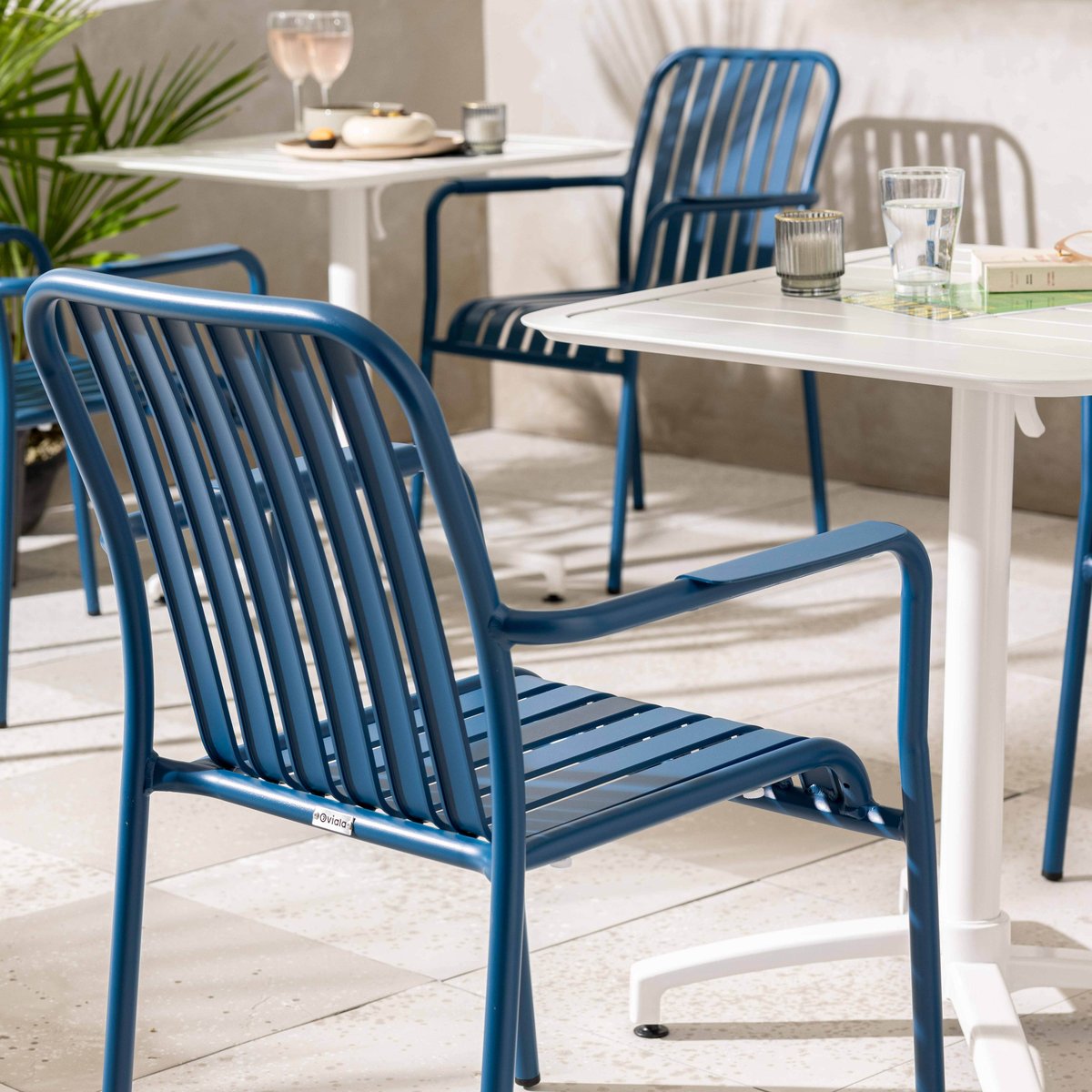 Chaise de terrasse avec accoudoirs en aluminium, FARO bleu foncé, OVIALA