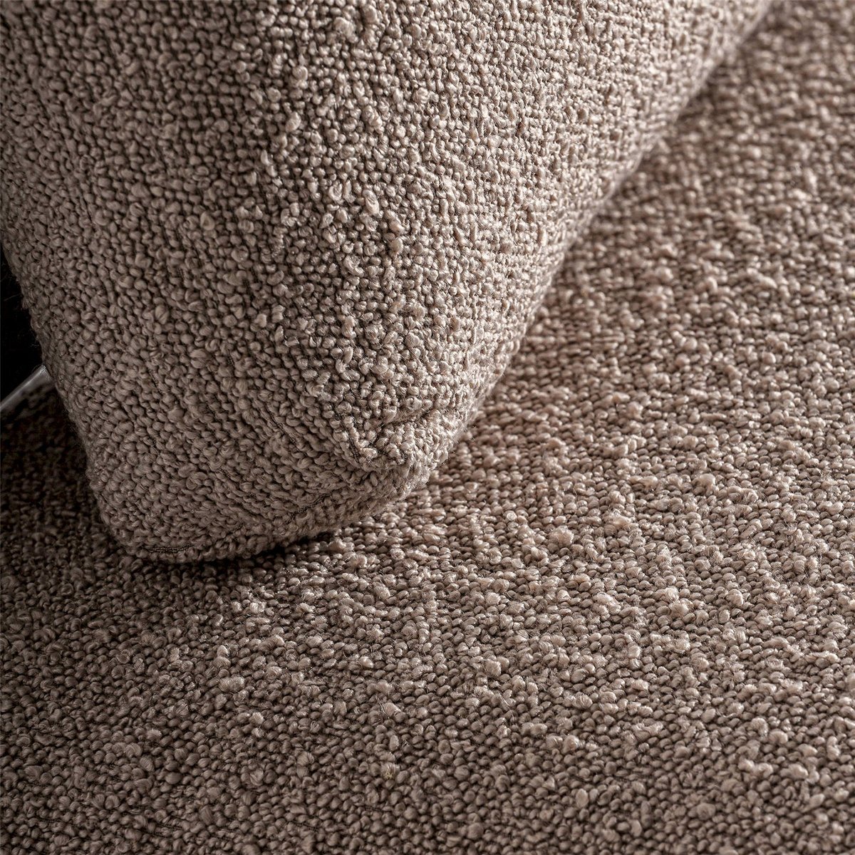 Fauteuil contemporain en bois de pin et tissu marron bois naturel et beige doux, RECOLLECTION