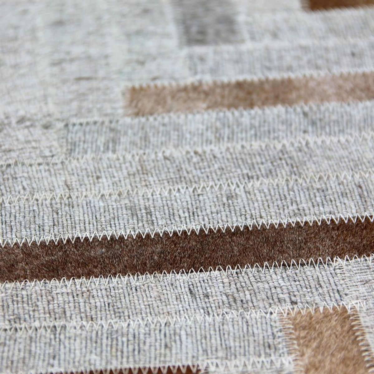 Tapis en cuirs recyclés motif chevron CUIR marron clair, THE DECO FACTORY