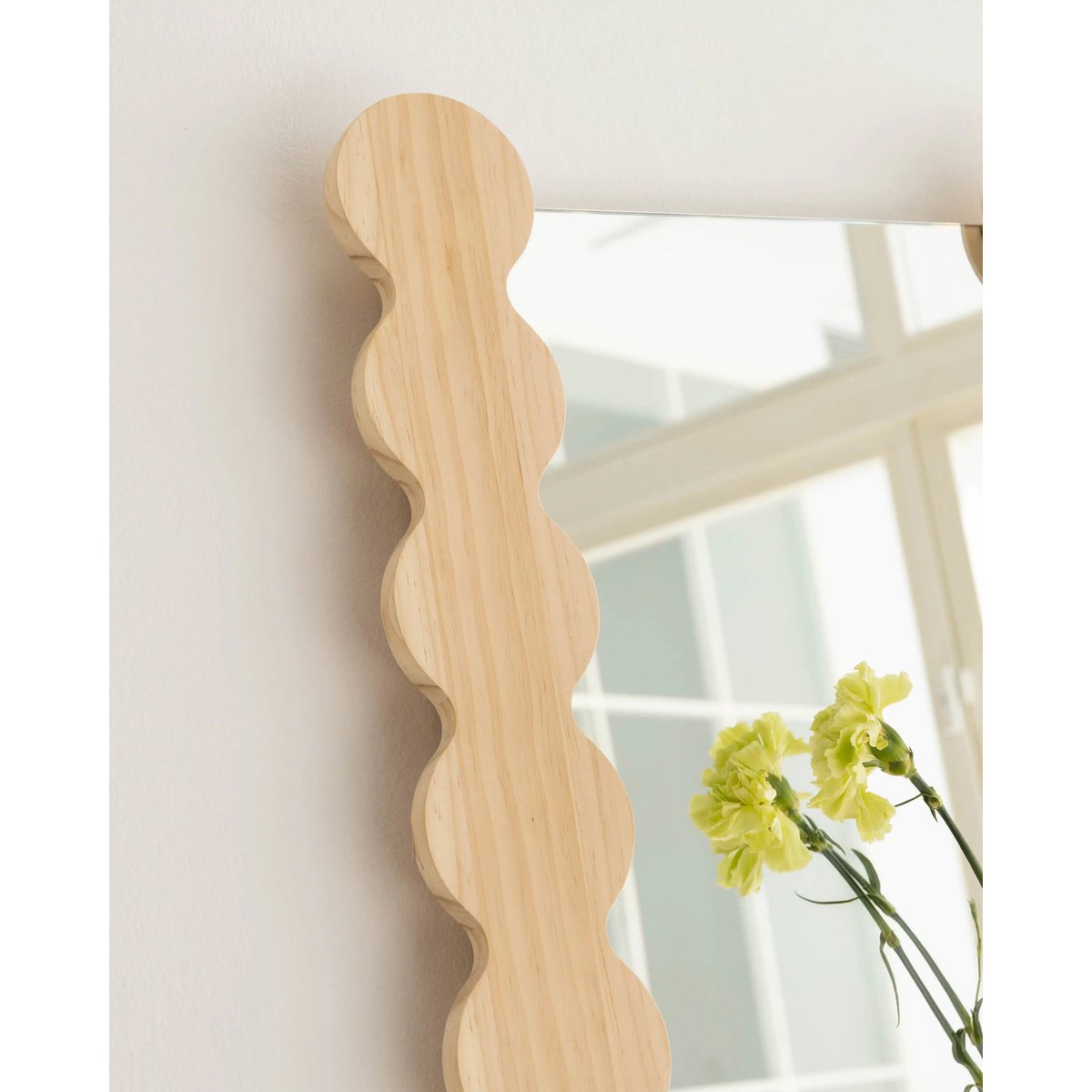 Miroir en pin verni avec étagère 77 cm SALADETA bois clair, NAAN FURNITURE