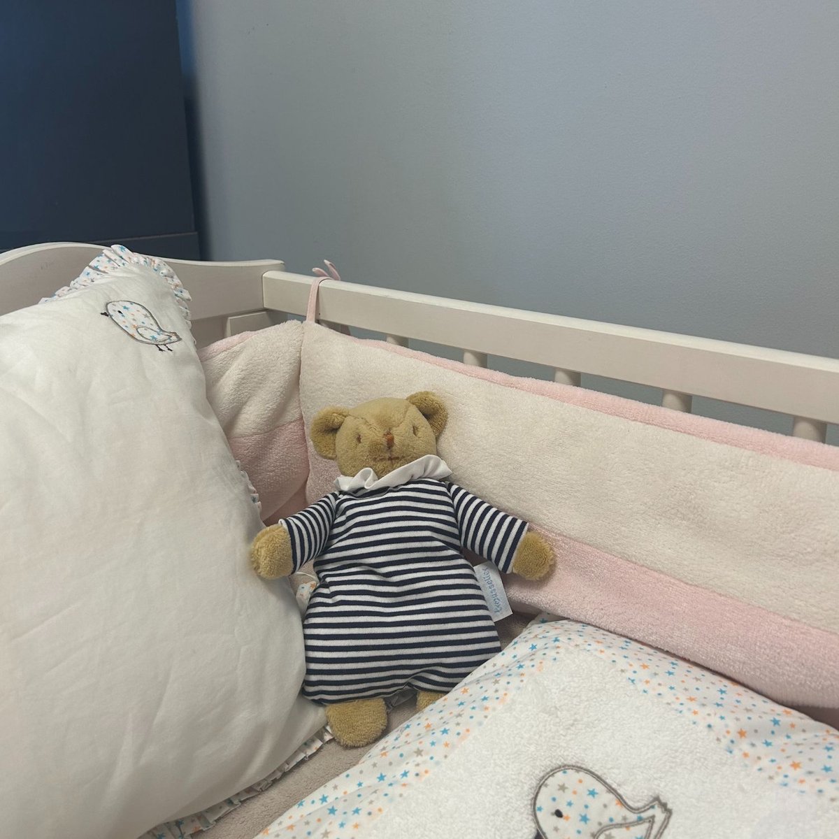 Doudou avec hochet bleu, blanc, marron, TROUSSELIER
