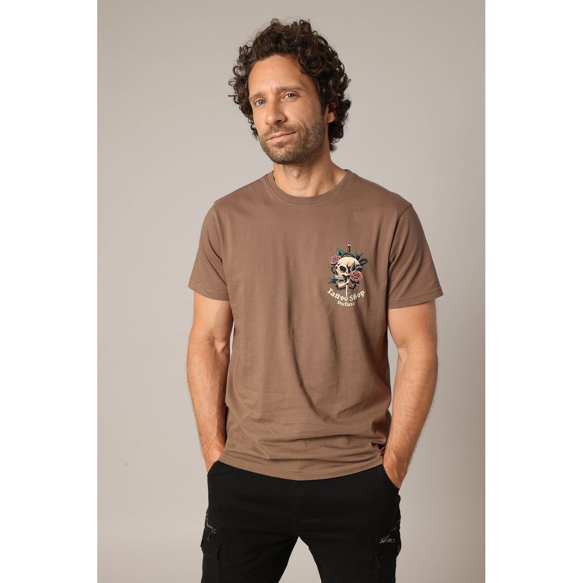 T-shirt en coton avec imprimé « tattoo shop » au dos et motif tête de mort sur le devant TOLUCA taupe foncé, DEELUXE
