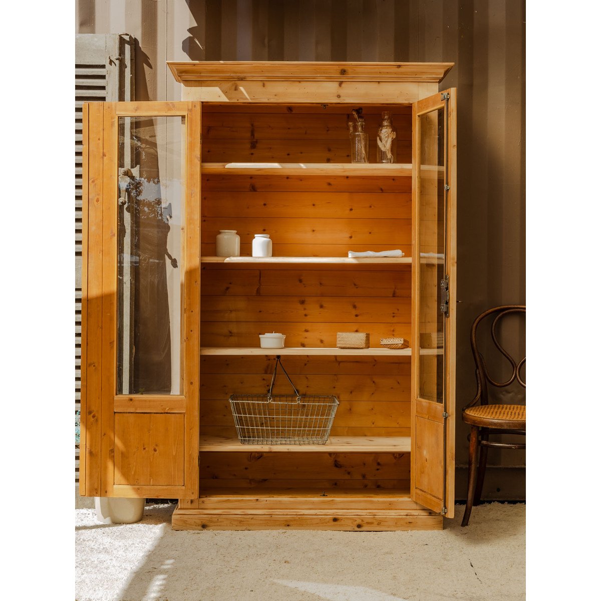 Vitrine en bois Victoria N°1289 - Bon état bois clair, DEBONGOUT