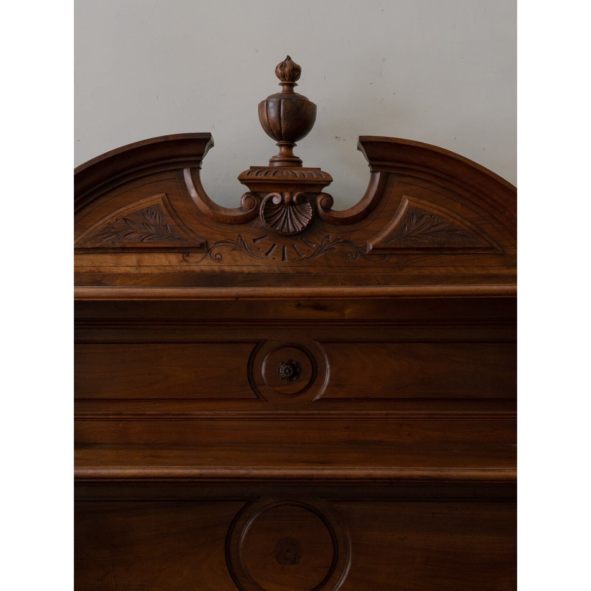 Buffet deux-corps en bois massif Gilbert N°1636 - Bon état bois foncé, DEBONGOUT