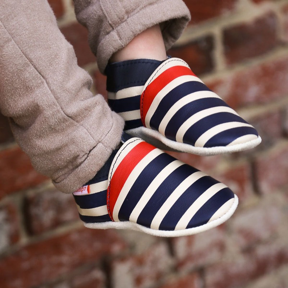 Chaussons bébé cuir souple Marcus rayé marine et rouge beige, TICHOUPS