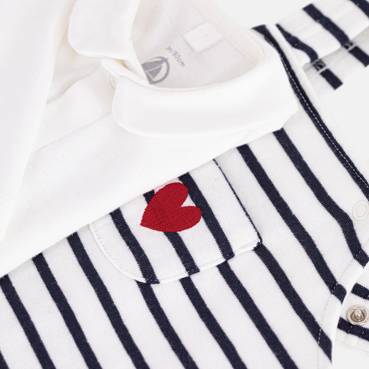 Set composto da salopette a righe e body in felpa, con motivo a cuori fantasia a righe + ecru, PETIT BATEAU