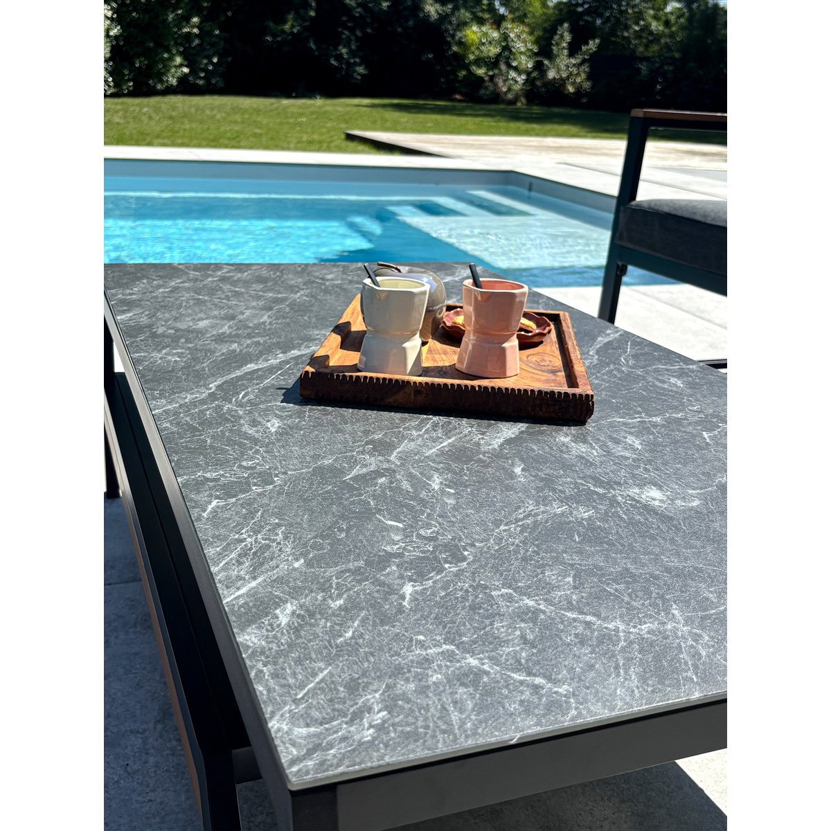 Salon de jardin bas 5 places TADEO noir, REMARQUABLE