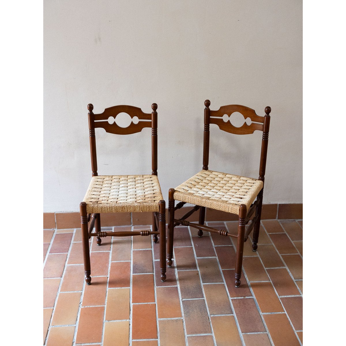 Paire de chaises en paillage Claude N°1479 - Bon état bois foncé, DEBONGOUT