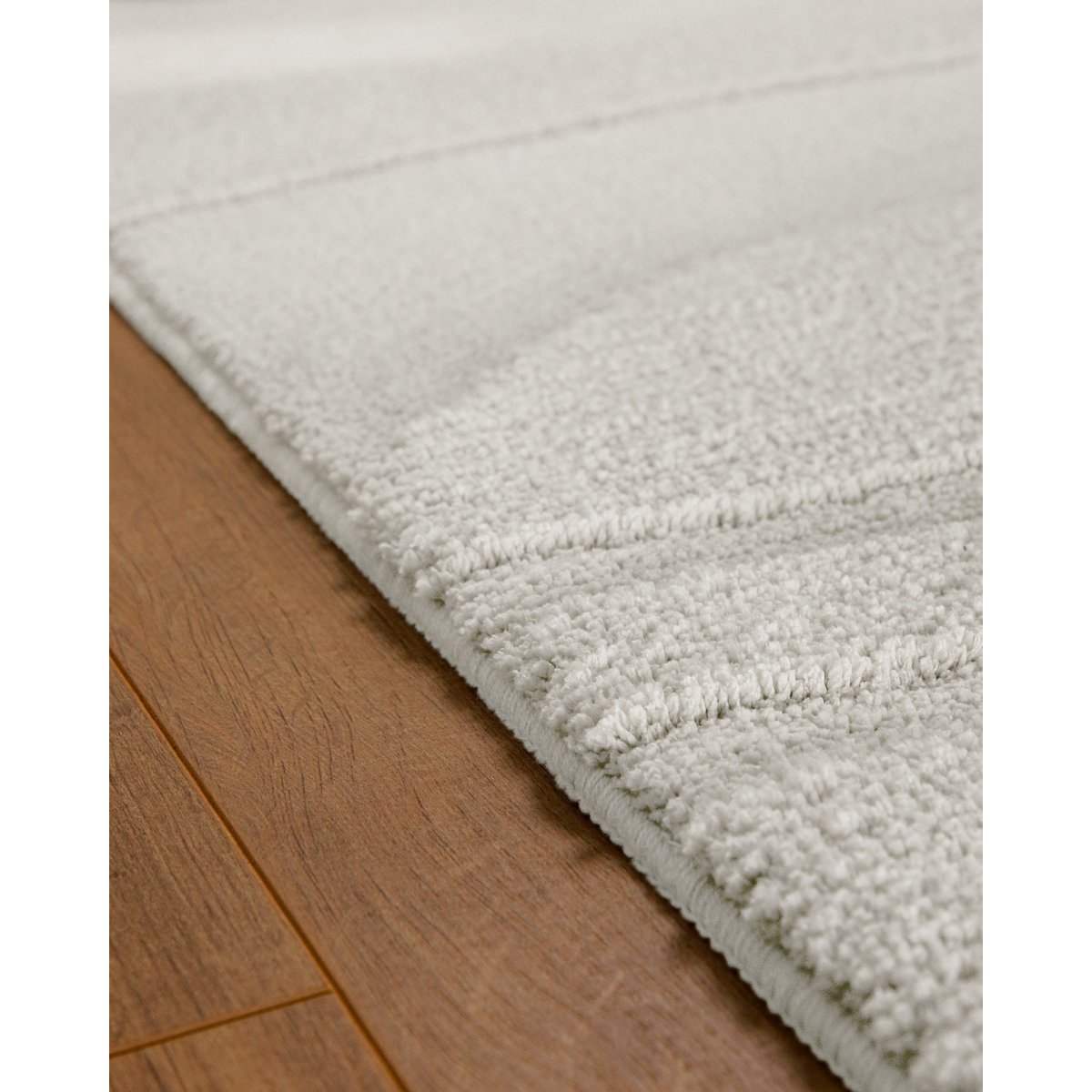 Tapis de bain, lignes discrètes en relief , Marc blanc, WECON HOME
