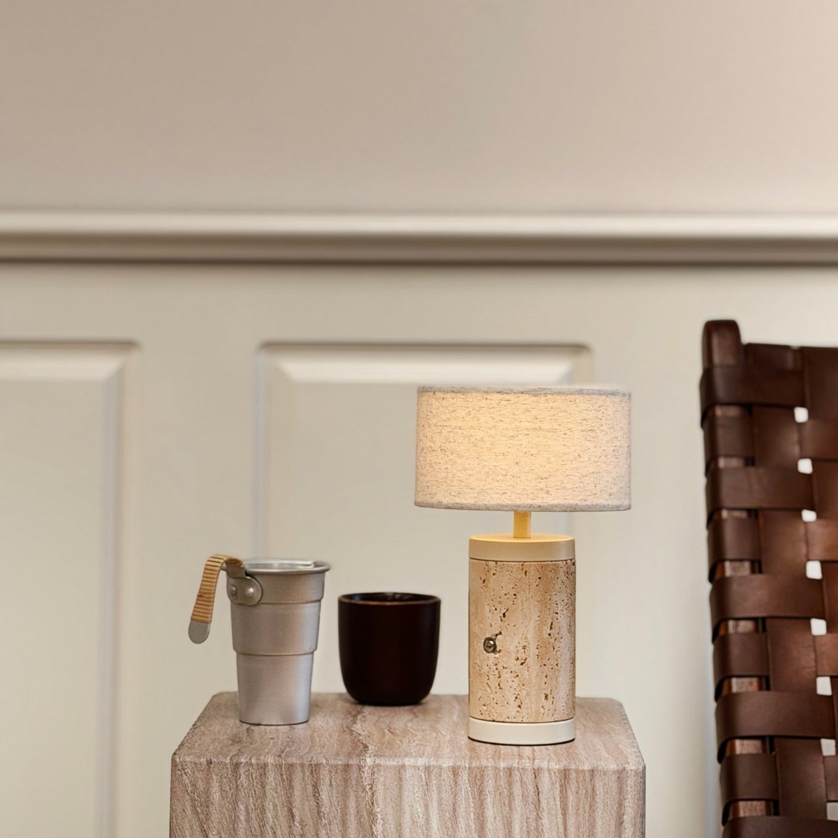 Mellow – Lampe à poser LED rechargeable en travertin et tissu, H 23 cm travertin/ nature, DYBERG LARSEN