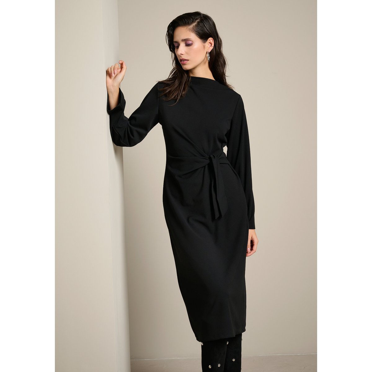 Robe midi drapée avec noeud noir, LOLALIZA