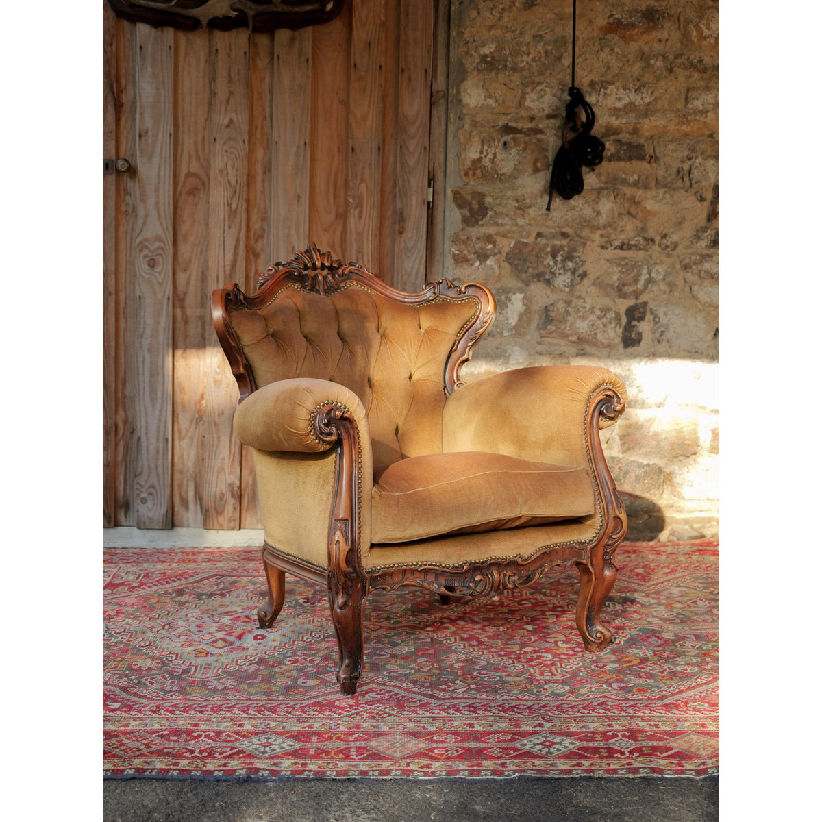 Fauteuil rococo au dossier capitonné Ernest N°1615 - Bon état ocre, DEBONGOUT