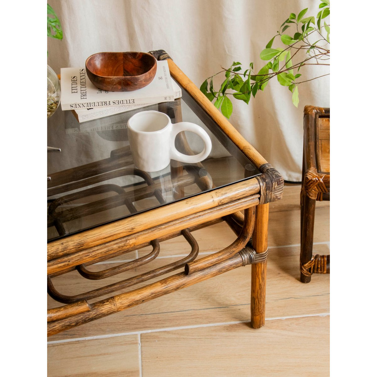 Table basse en rotin et verre fumé Léonie N°1090 - Bon état bois foncé, DEBONGOUT