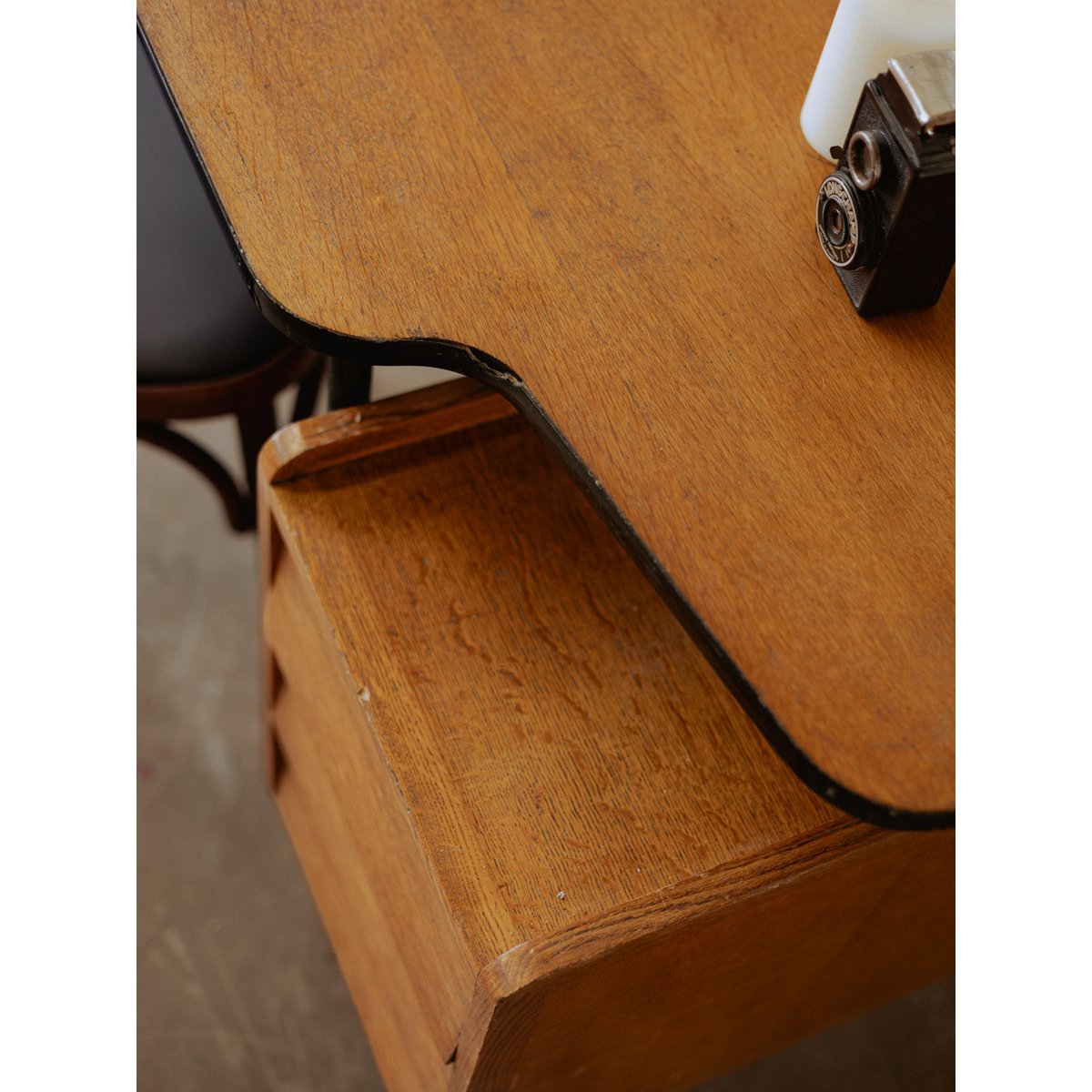 Bureau années 50 en bois Edouard N°628 - Bon état bois clair, DEBONGOUT