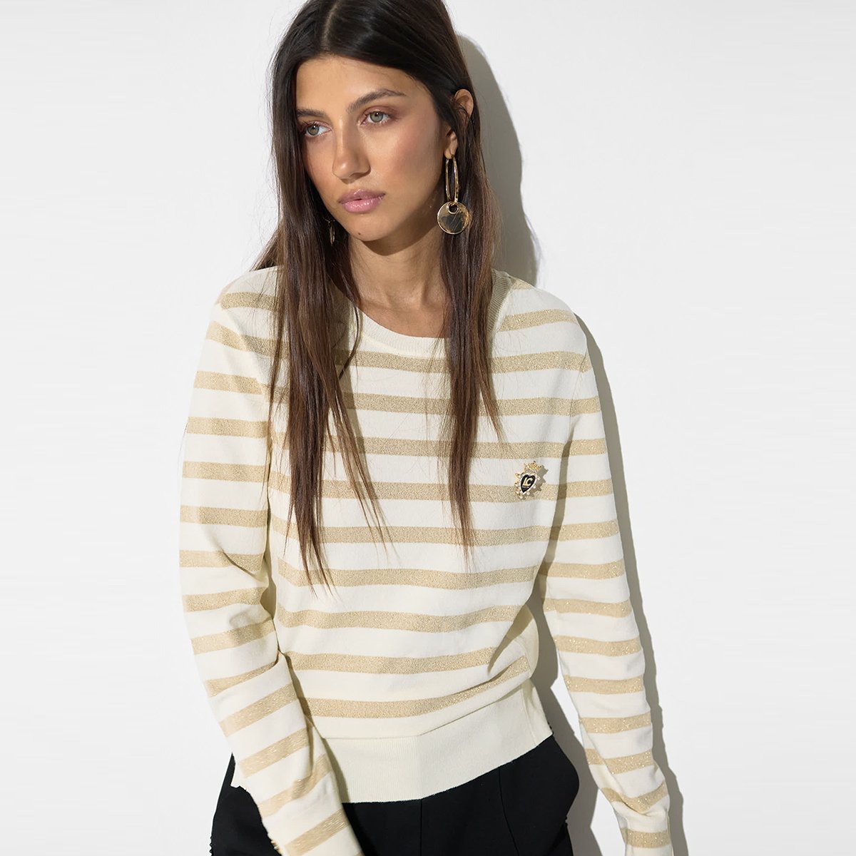 Pull rayé avec épingle dorée ecru, LOLA CASADEMUNT