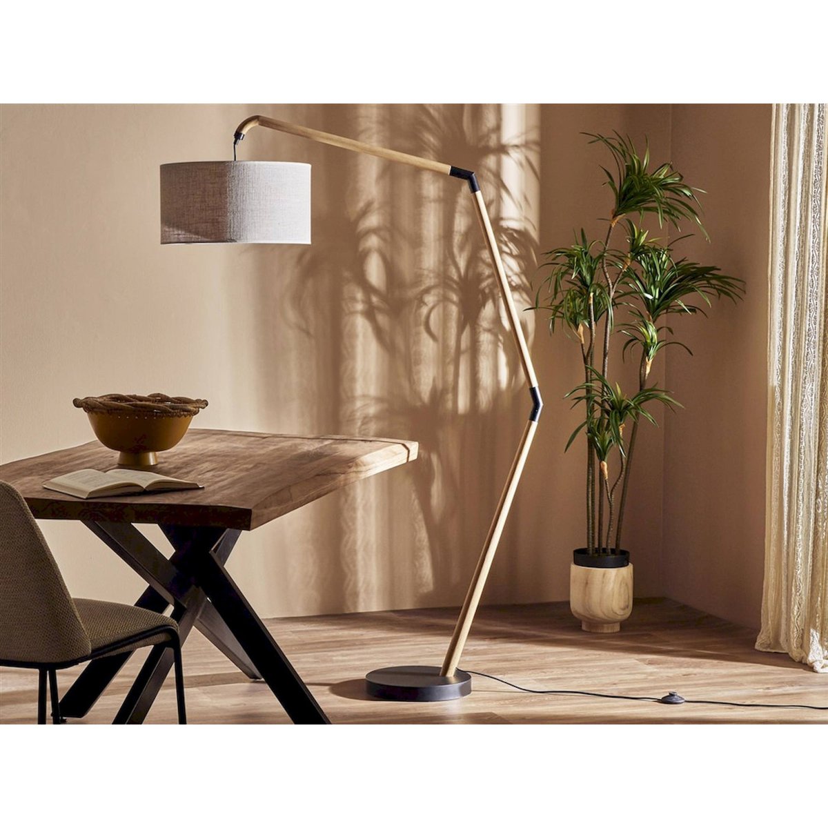 Lampadaire rond en bois avec abat jour beige naturel et bois clair, RECOLLECTION