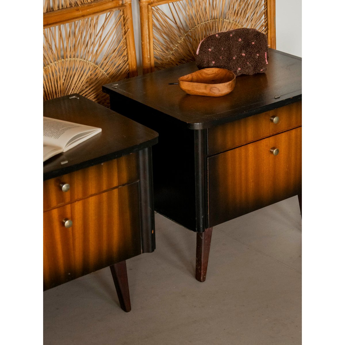 Paire de tables de chevet mid-century Maïa N°1581 - Bon état bois foncé, DEBONGOUT