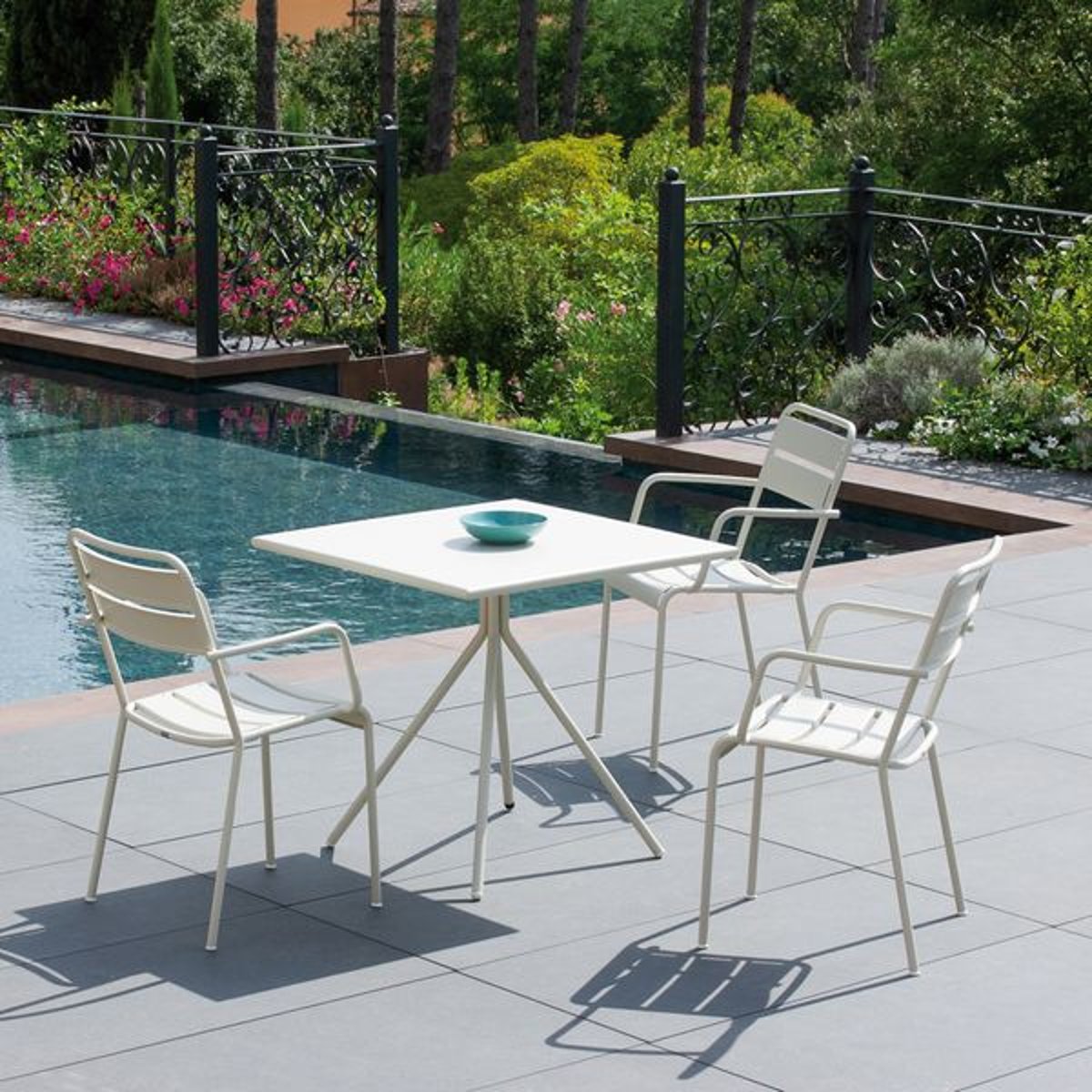 Table de jardin carrée 80cm pied central métal OPUS beige, ZAGO