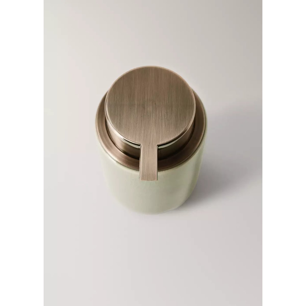 Distributeur de savon en céramique craquelé vert pastel, MANGO HOME
