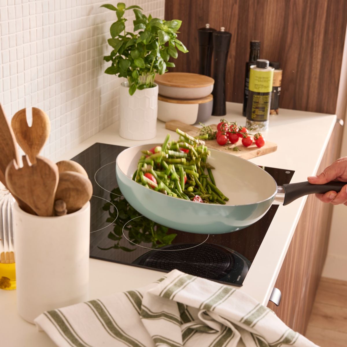 Wok Céramique 28cm vert couleur unique, ESSENTIEL B