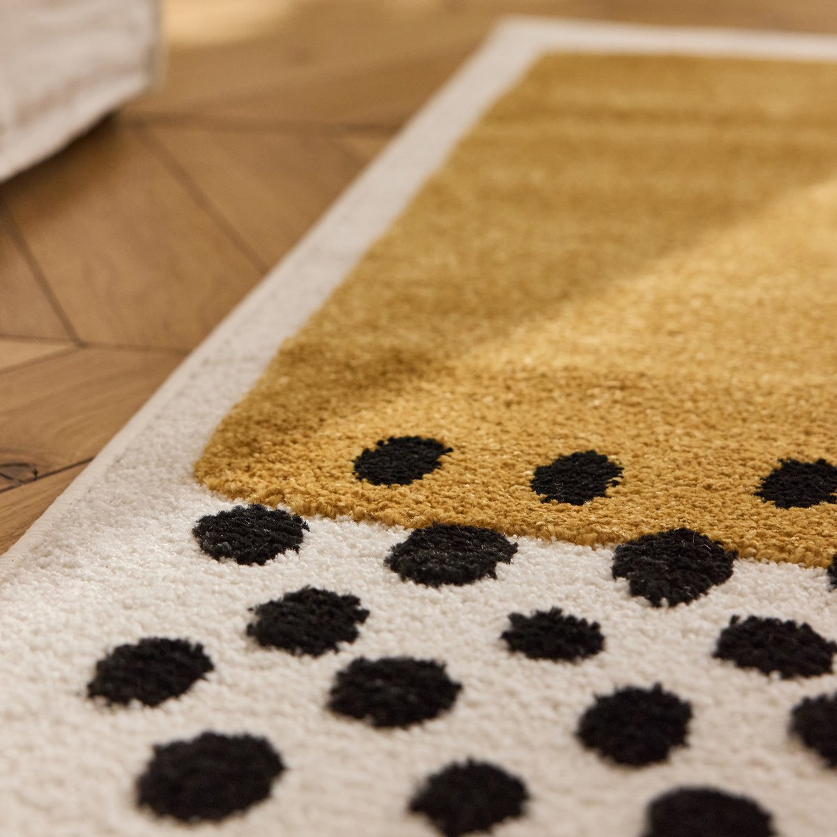 Tapis moderne à pois TERRA DEL SOL ocre, NAZAR RUGS X PANTONE