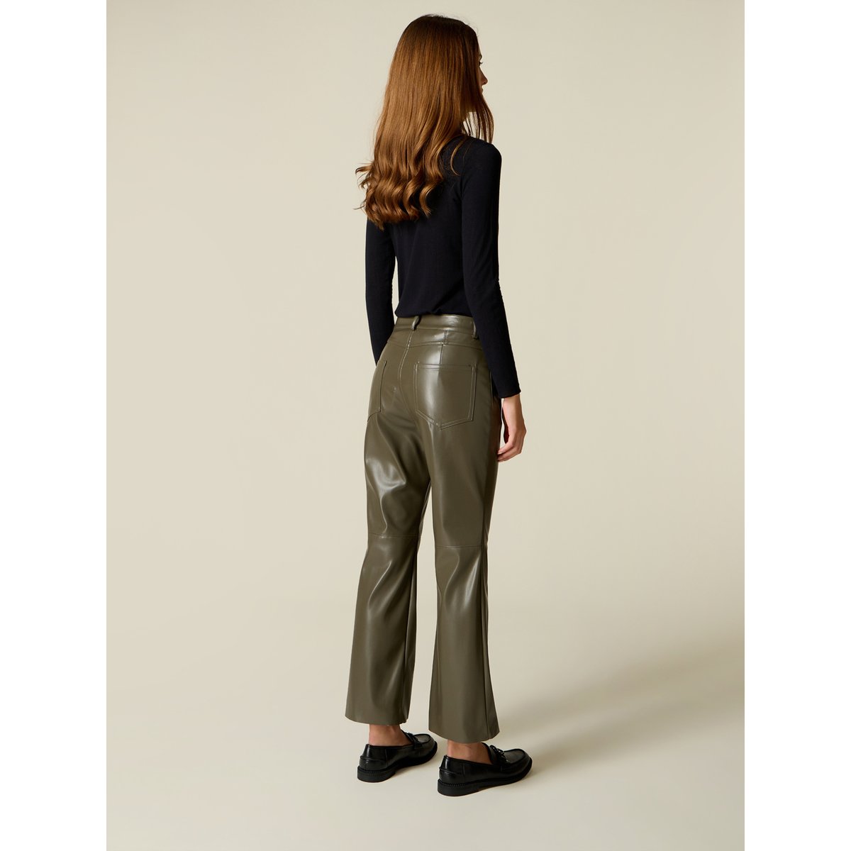 Pantalon flare en tissu enduit verde militare, OLTRE