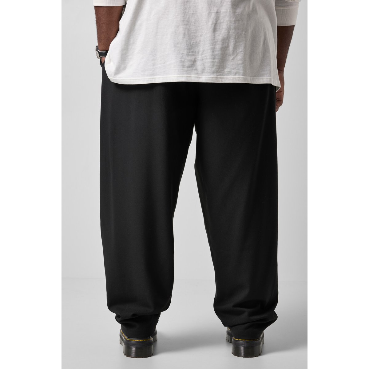 Pantalon à pinces, coupe Balloon Fit noir, STHUGE