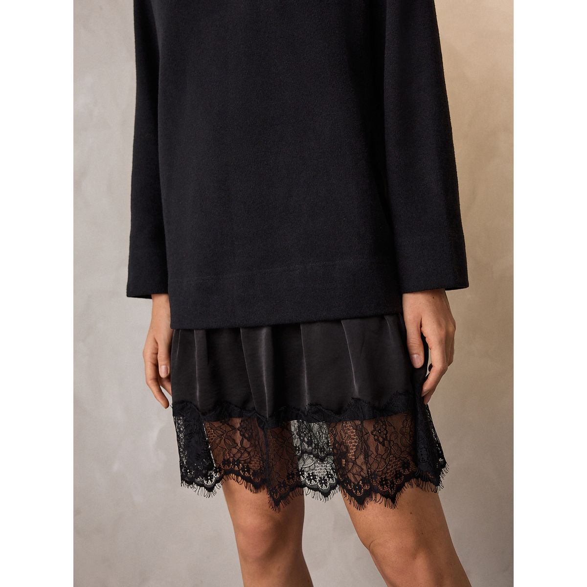 Pull doux et jupe en dentelle 2-en-1 noir, NEXT