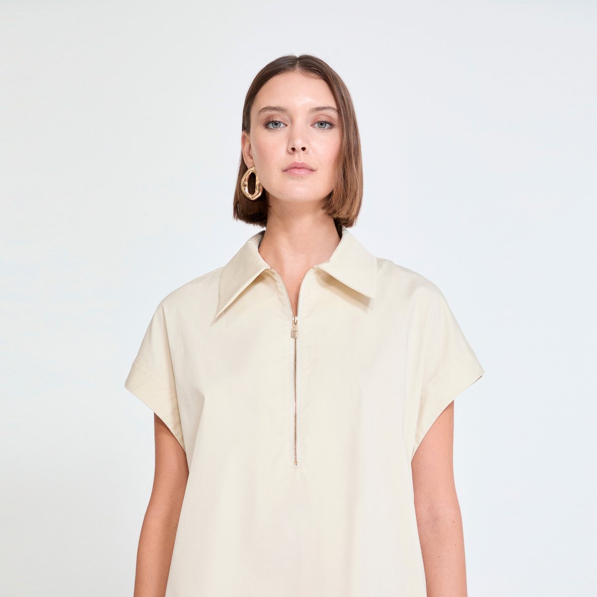 Robe courte structurée à col chemise zippé sable clair, LOLA CASADEMUNT