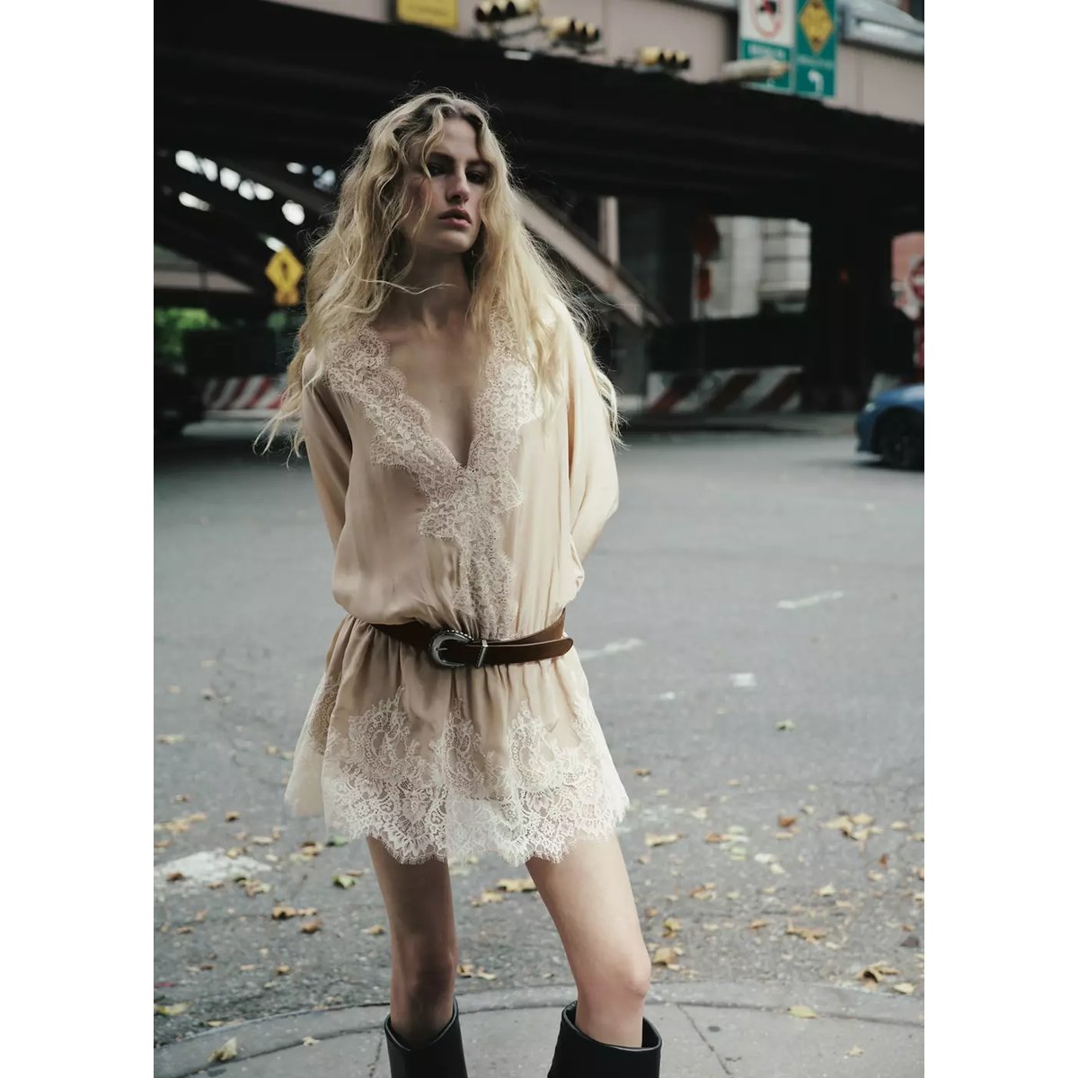 Robe courte dentelle beige, MANGO