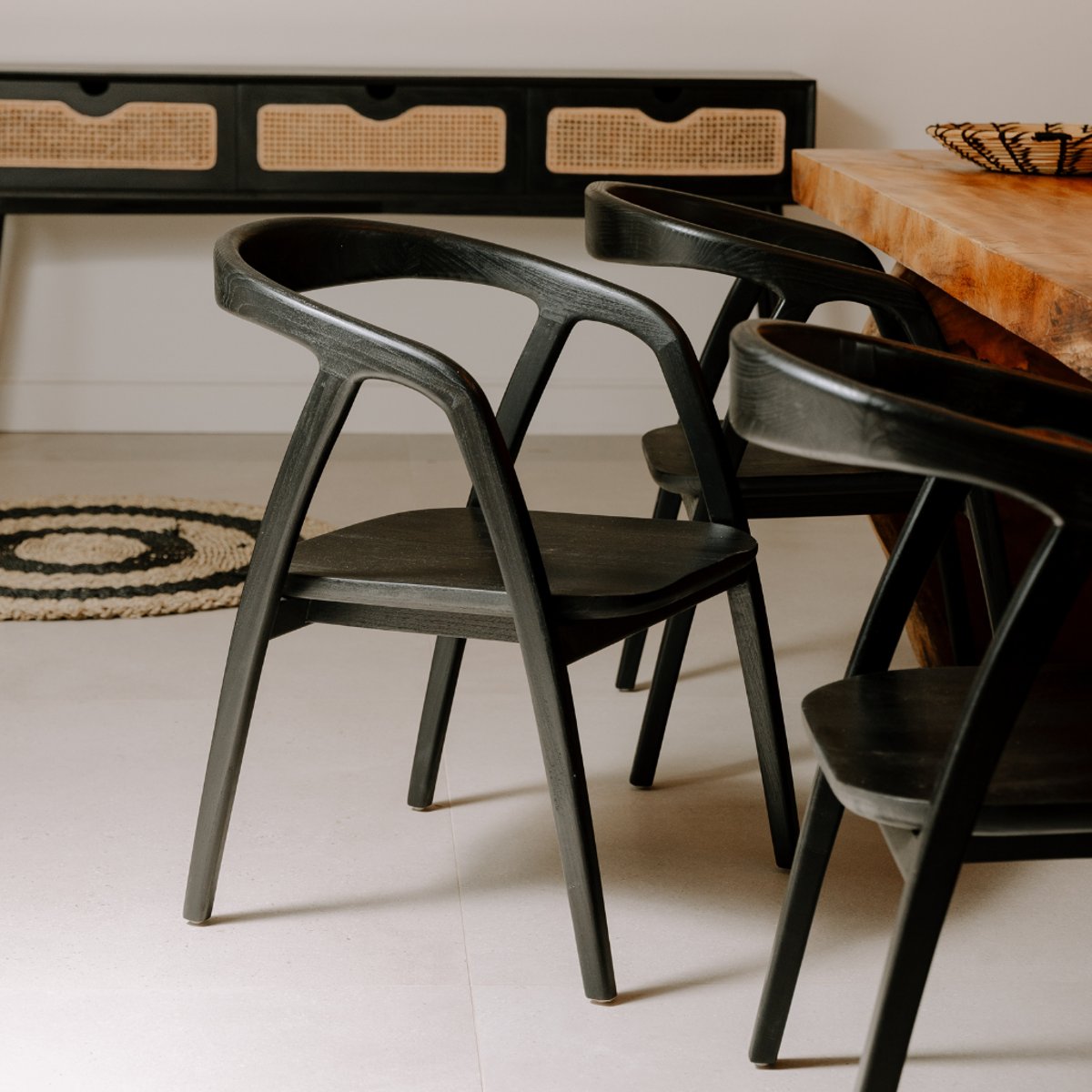 Chaise en bois de teck avec accoudoirs ANTA noir, HYDILE