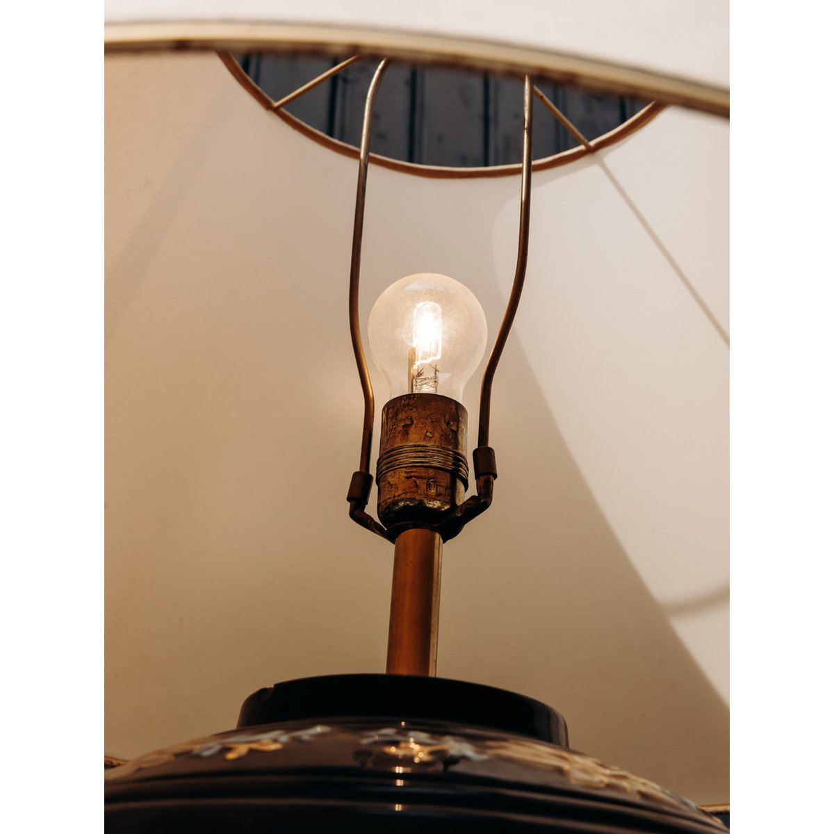 Lampe en céramique au motif floral Suzanne N°599 - Bon état multicolore, DEBONGOUT