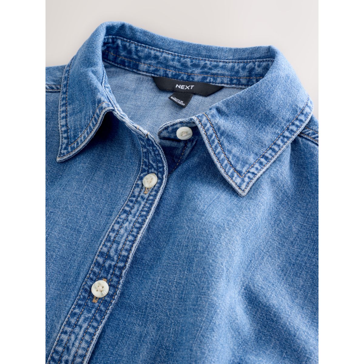 Chemise en jean ajustée à manches longues bleu moyen, NEXT