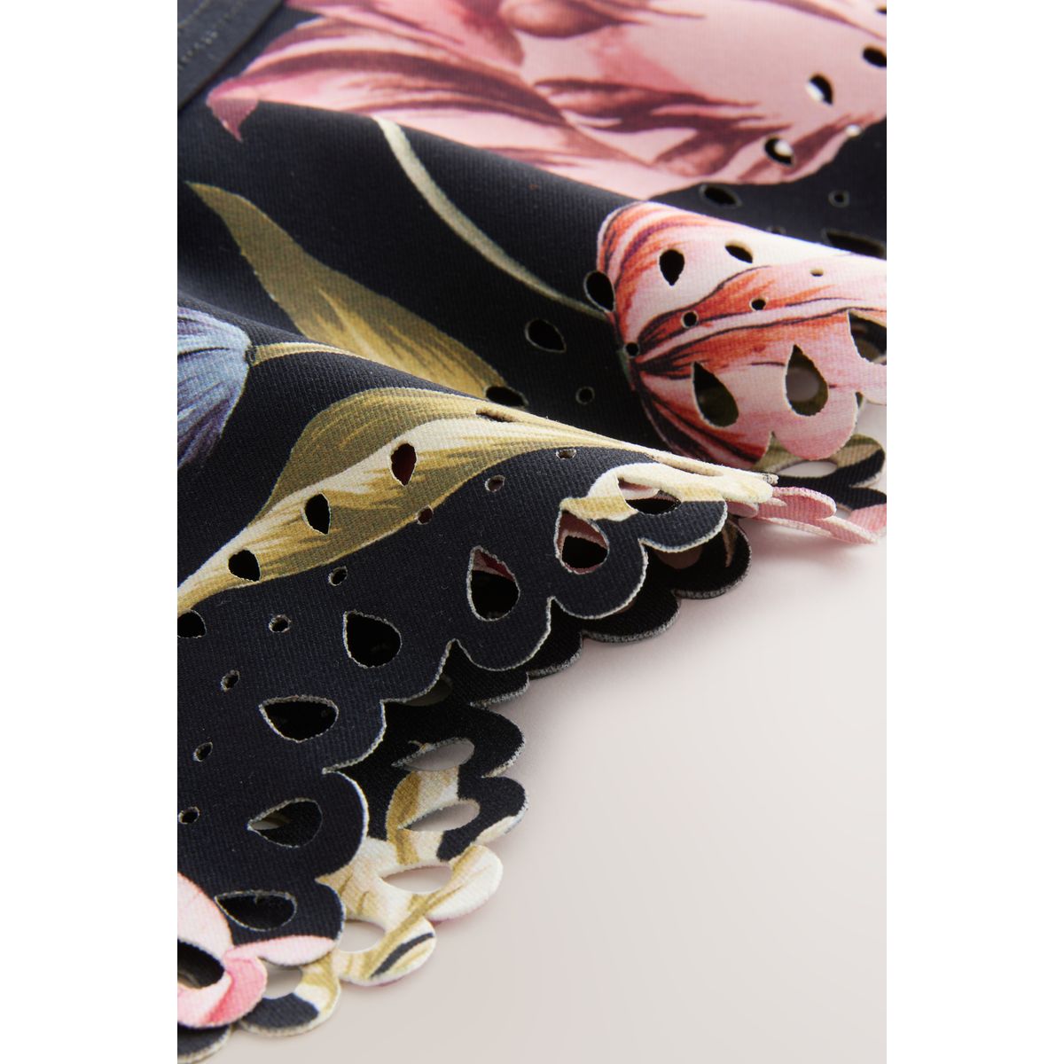 Maillot de bain gainant pigeonnant à volants imprimé fleuri - noir, NEXT