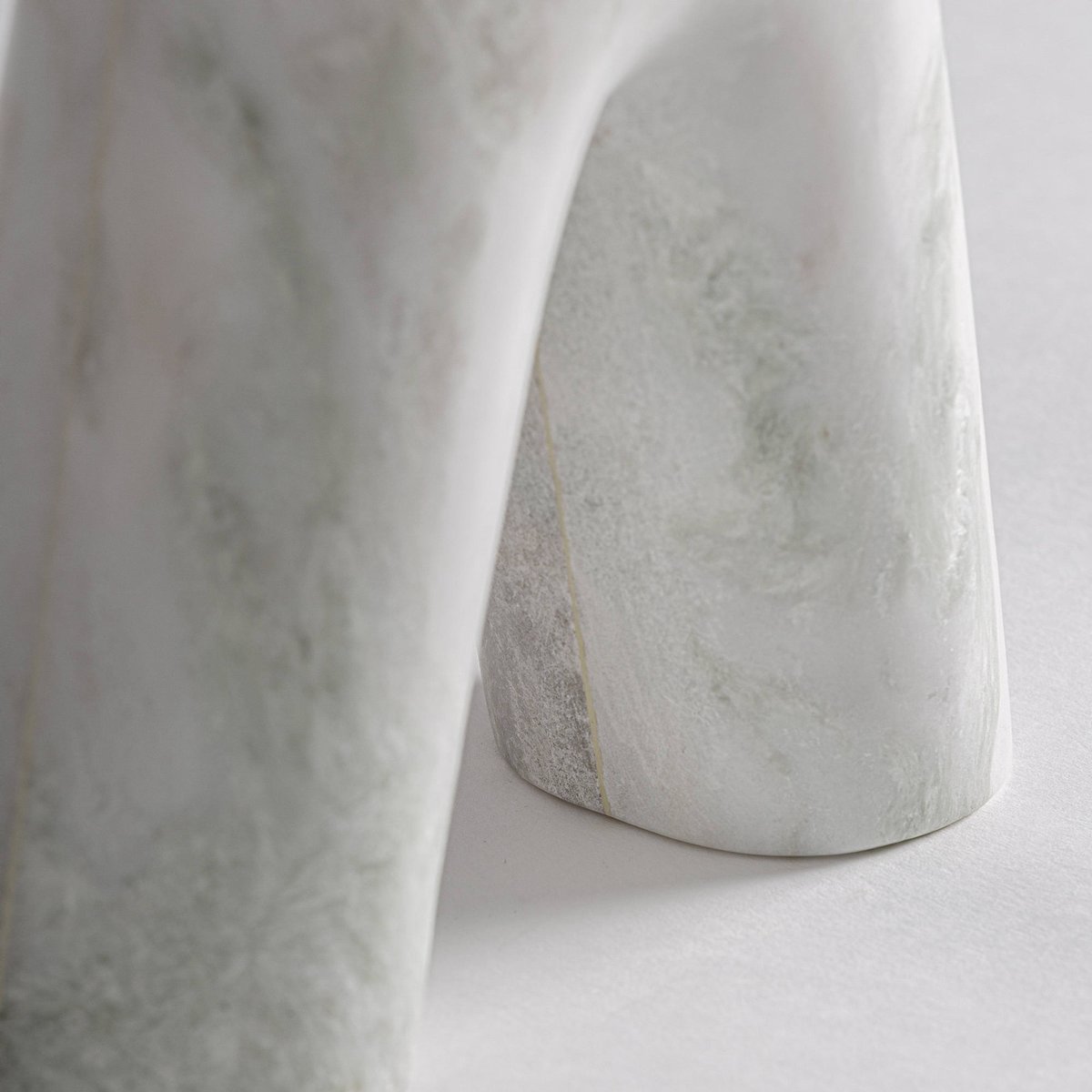 Figure décorative en onyx blanc veiné, RECOLLECTION