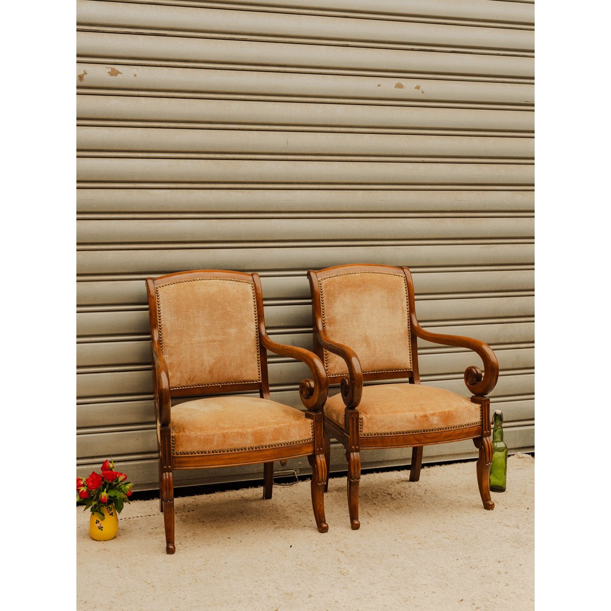 Paire de fauteuils en bois et velours beige Ernest N°1644 - Bon état bois foncé, DEBONGOUT