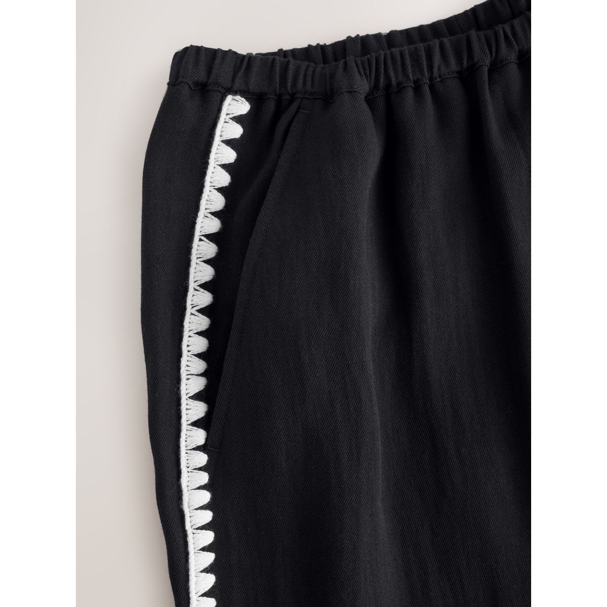 Pantalon large avec détail brodé noir, NEXT